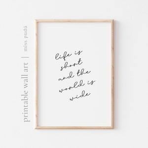 A vida imprimível é curta, o mundo é amplo pôster | cotação de viagem Download digital. Arte da parede do desejo de viajar. decoração de escritório minimalista