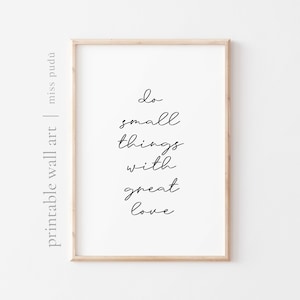 Może przedstawiać: Drukowany wydruk sztuki ściennej z tekstem "do small things with great love" w czarnym, ozdobnym kroju pisma na białym tle.