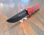 Smith Wesson First Production Run America 39 s First Heroes Folding Pocket Knife 1 Blade Plain Edge Liner Lock Pocket Clip Red