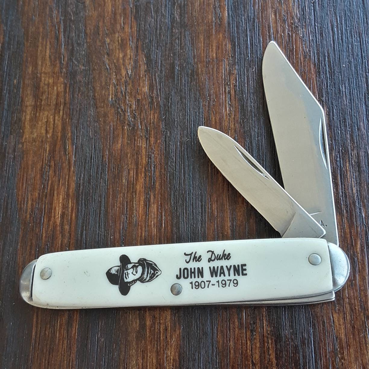 Vintage John Wayne the Duke 1907-79 Commemorative Novelty Knife  display picture 1