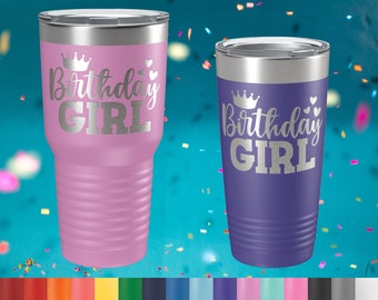 Può includere: Due bicchieri in acciaio inossidabile con finitura rosa e viola. Entrambi i bicchieri presentano una corona argentata e il testo "Birthday Girl".