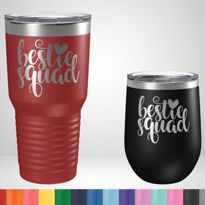 K&ouml;nnte beinhalten: Zwei Edelstahlbecher mit silbernem Deckel und einem wei&szlig;en Design, auf dem "bestie squad" mit einem kleinen Herzen steht. Der gr&ouml;&szlig;ere Becher ist rot und der kleinere ist schwarz.