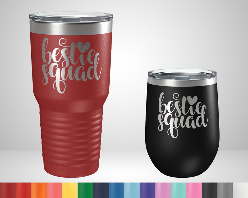 K&ouml;nnte beinhalten: Zwei Edelstahlbecher mit silbernem Deckel und einem wei&szlig;en Design, auf dem "bestie squad" mit einem kleinen Herzen steht. Der gr&ouml;&szlig;ere Becher ist rot und der kleinere ist schwarz.