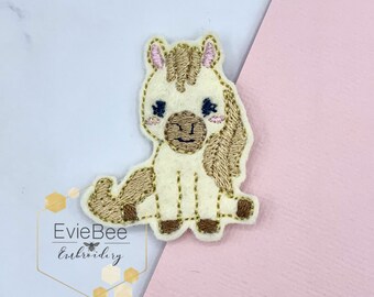 Diseño de bordado digital de Feltie de caballo sentado