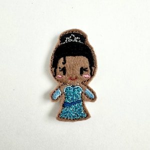 Projeto azul do bordado da máquina da princesa Feltie Digital do sapo do vestido