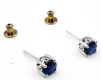 Brincos de pino elegantes com safira azul profunda em prata de lei 925.