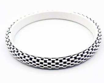Pulseira de verão em esmalte branco leve com malha vazada e efeito xadrez.
