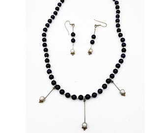 Conjunto exclusivo de colar e brincos pendentes em prata esterlina com pérolas e pedra-do-sol negra, modelo real.