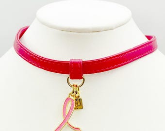 Gargantilha vintage com fita de câncer de mama em couro rosa da Estée Lauder