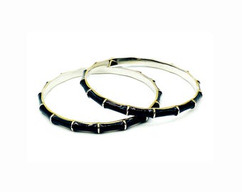 Pulseiras atemporais de bambu com esmalte preto, conjunto simbólico de duas pulseiras.