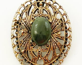 Broche conversível PERI oval doce vazado com centro de cabochão de jade, vintage, glam dos anos 1960