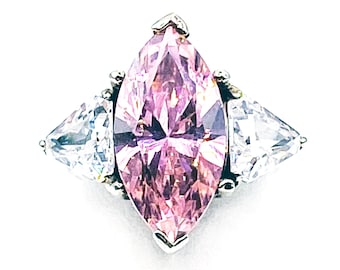 Anel deslumbrante PRIME ART and JEWEL em ouro rosa 925 com três grandes cristais brilhantes, tamanho 5, sem diamantes.