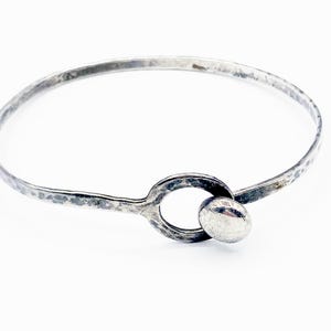 Pulsera clásica minimalista de plata de ley martillada con cierre de gancho de RICHARD PARKER