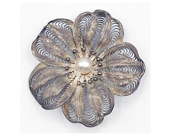 Exquisito broche antiguo de flor de filigrana TANAKA K.K. de Japón, de plata y perla cultivada, con forma de flor de cinco pétalos