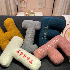 Cojín grande bordado con letras del alfabeto, de bouclé, de piel de oveja o de peluche