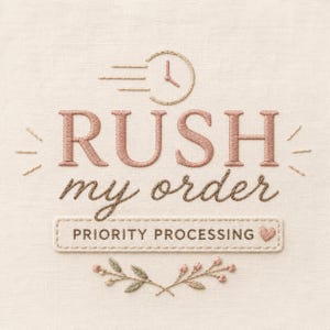 Può includere: Design ricamato su tessuto beige. Il testo "RUSH my order" è in un carattere script, con un'icona dell'orologio e le parole "PRIORITY PROCESSING". Un rametto floreale e un cuore completano il design.