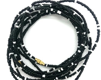 Cadena africana para el vientre con cuentas blancas y negras y cierre.