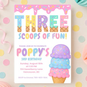 以下が含まれることがあります： 「THREE SCOOPS OF FUN!」と「POPPY'S 3RD BIRTHDAY」の文字が入った、カラフルな誕生日招待状。アイスクリームコーンのイラストとパステルカラーのデザインで、背景には紙吹雪と装飾用の紙ボールが描かれています。