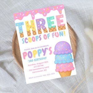 Puede incluir: Una colorida invitaci&oacute;n de cumplea&ntilde;os con el texto "THREE SCOOPS OF FUN!" y una ilustraci&oacute;n de cono de helado. La invitaci&oacute;n incluye detalles para el 3er cumplea&ntilde;os de Poppy, con fecha, hora y lugar.
