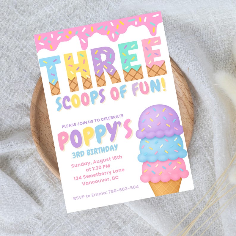 Puede incluir: Una colorida invitaci&oacute;n de cumplea&ntilde;os con el texto "THREE SCOOPS OF FUN!" y una ilustraci&oacute;n de cono de helado. La invitaci&oacute;n incluye detalles para el 3er cumplea&ntilde;os de Poppy, con fecha, hora y lugar.