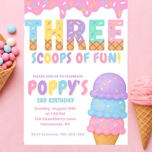 Puede incluir: Una invitaci&oacute;n de cumplea&ntilde;os en colores pastel con las palabras "THREE SCOOPS OF FUN!" y "POPPY'S 3RD BIRTHDAY." La invitaci&oacute;n presenta ilustraciones de conos de helado y una combinaci&oacute;n de colores rosa, azul y amarillo. La invitaci&oacute;n incluye la fecha, la hora y el lugar.