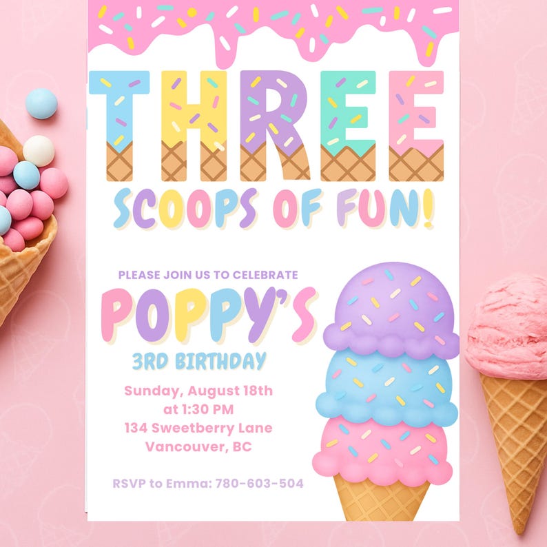 Puede incluir: Una invitaci&oacute;n de cumplea&ntilde;os en colores pastel con las palabras "THREE SCOOPS OF FUN!" y "POPPY'S 3RD BIRTHDAY." La invitaci&oacute;n presenta ilustraciones de conos de helado y una combinaci&oacute;n de colores rosa, azul y amarillo. La invitaci&oacute;n incluye la fecha, la hora y el lugar.