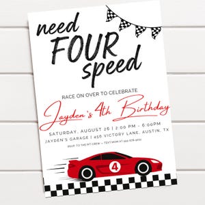 Puede incluir: Una invitación blanca con texto negro y rojo, con un coche de carreras rojo y detalles de banderas a cuadros. El texto dice "need FOUR speed" y anuncia el 4º cumpleaños de Jayden, incluyendo fecha, hora y lugar.