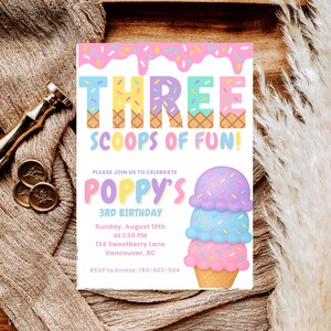 Puede incluir: Una colorida invitaci&oacute;n de cumplea&ntilde;os con el texto "THREE SCOOPS OF FUN!" y "POPPY'S 3RD BIRTHDAY." La invitaci&oacute;n presenta un cono de helado con tres bolas y chispas. El fondo es una superficie de madera con elementos decorativos.
