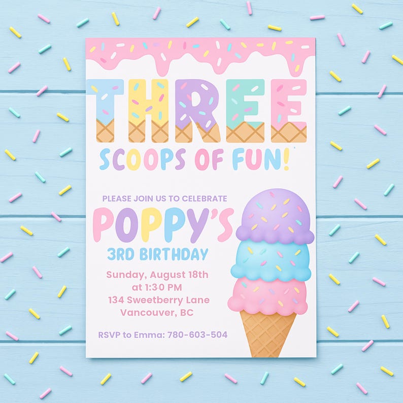 Puede incluir: Una invitaci&oacute;n de cumplea&ntilde;os en colores pastel con el texto "THREE SCOOPS OF FUN!" y "POPPY'S 3RD BIRTHDAY". El dise&ntilde;o presenta un cono de helado con tres bolas y chispas, sobre un fondo azul claro con chispas dispersas.