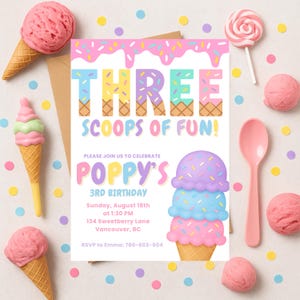 Puede incluir: Una invitaci&oacute;n de cumplea&ntilde;os con el texto "THREE SCOOPS OF FUN!" y "POPPY'S 3RD BIRTHDAY". La invitaci&oacute;n presenta una ilustraci&oacute;n de cono de helado colorido y est&aacute; decorada con confeti y decoraciones tem&aacute;ticas de helado.