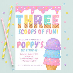 Puede incluir: Una invitaci&oacute;n de cumplea&ntilde;os en colores pastel con el texto "THREE SCOOPS OF FUN!" y "POPPY'S 3RD BIRTHDAY." El dise&ntilde;o incluye una ilustraci&oacute;n de cono de helado y chispas decorativas. Dos pajitas a rayas est&aacute;n a la izquierda.