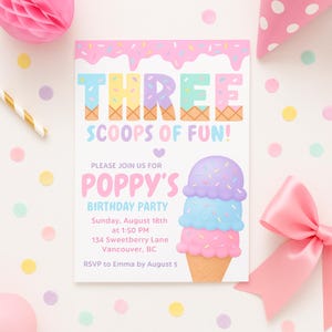 Puede incluir: Una invitaci&oacute;n de cumplea&ntilde;os en colores pastel con el texto "THREE SCOOPS OF FUN!" y "POPPY'S BIRTHDAY PARTY." La invitaci&oacute;n presenta un cono de helado con tres bolas y chispas, con decoraciones de fiesta adicionales.