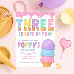 Puede incluir: Una invitaci&oacute;n de cumplea&ntilde;os en colores pastel con el texto "THREE SCOOPS OF FUN!" y "POPPY'S 3RD BIRTHDAY". El dise&ntilde;o incluye un cono de helado con tres bolas y chispas, junto con un globo en forma de coraz&oacute;n y un globo morado.