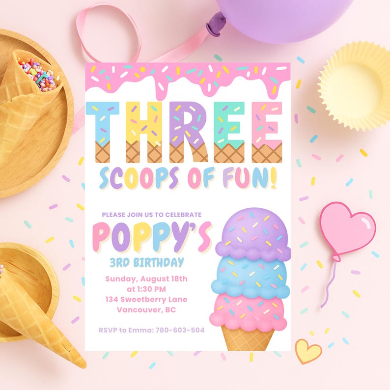 Puede incluir: Una invitaci&oacute;n de cumplea&ntilde;os en colores pastel con el texto "THREE SCOOPS OF FUN!" y "POPPY'S 3RD BIRTHDAY". El dise&ntilde;o incluye un cono de helado con tres bolas y chispas, junto con un globo en forma de coraz&oacute;n y un globo morado.