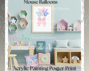 Könnte beinhalten: Ein Aquarellbild einer Maus, die einen Strauß pastellfarbener Ballons hält. Das Bild ist gerahmt und hängt an einer Wand in einem Kinderzimmer. Das Zimmer ist in Pastellfarben eingerichtet und hat einen Holztisch mit Stuhl, eine Couch und ein Regal mit Spielzeug. Der Text "Mouse Balloons" befindet sich oben im Bild und "Acrylic Painting Poster Print" unten.