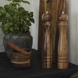 Fantastic pepper mill made of acacia wood in country house style, 32 cm