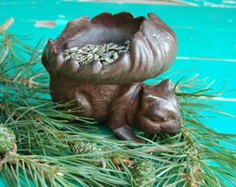 Landhaus Futterschale,Futterstation, Vogeltränke Eichhörnchen Gusseisen