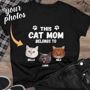 パーソナライズされた猫ママTシャツ、この猫ママはここにいるTシャツ、猫の飼い主の女性用Tシャツ、猫ママへのカスタムギフト、母の日の猫の顔のギフト