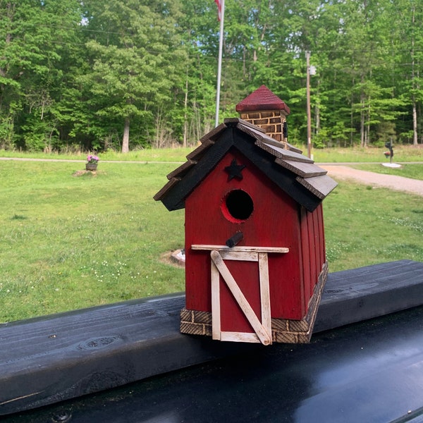 New England Style Barn Birdhouse