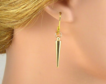Goldene Ohrhänger aus Kunststoff
