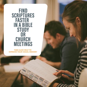 Puede incluir: Dos personas est&aacute;n leyendo una Biblia con pesta&ntilde;as. El texto en la tarjeta blanca dice "Find Scriptures Faster in a Bible Study or Church Meetings. Tabs also help to improve your visual memory."