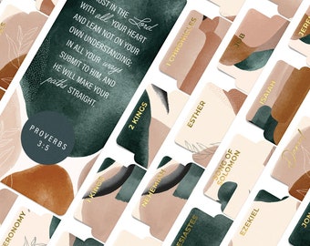 Puede incluir: Un conjunto de marcadores coloridos con letras doradas que representan diferentes libros de la Biblia. Los marcadores tienen un diseño de acuarela con formas abstractas en tonos marrones, verdes y beige.