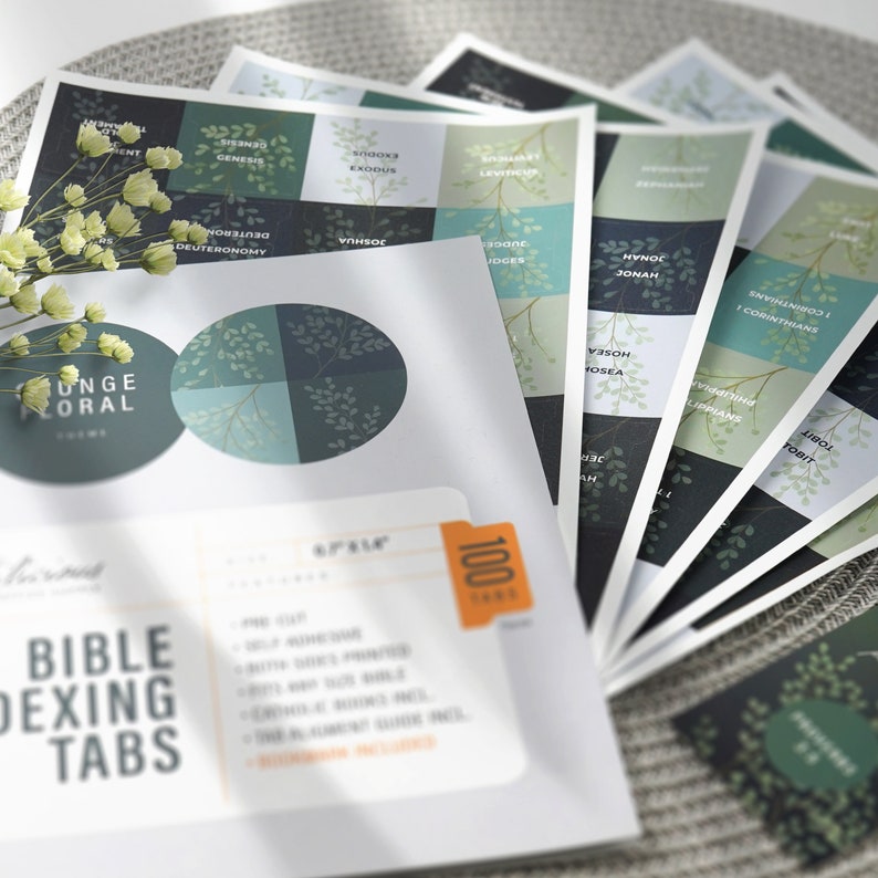 Puede incluir: Un conjunto de 100 pesta&ntilde;as de indexaci&oacute;n b&iacute;blica coloridas con un dise&ntilde;o de hojas verdes. Las pesta&ntilde;as est&aacute;n etiquetadas con los nombres de los libros de la Biblia, incluyendo G&eacute;nesis, &Eacute;xodo, Lev&iacute;tico, N&uacute;meros, Deuteronomio, Josu&eacute;, Jueces, Rut, 1 Samuel, 2 Samuel, 1 Reyes, 2 Reyes, 1 Cr&oacute;nicas, 2 Cr&oacute;nicas, Esdras, Nehem&iacute;as, Ester, Job, Salmos, Proverbios, Eclesiast&eacute;s, Cantar de los Cantares, Isa&iacute;as, Jerem&iacute;as, Lamentaciones, Ezequiel, Daniel, Oseas, Joel, Am&oacute;s, Abd&iacute;as, Jon&aacute;s, Miqueas, Nah&uacute;m, Habacuc, Sofon&iacute;as, Hageo, Zacar&iacute;as, Malaqu&iacute;as, Mateo, Marcos, Lucas, Juan, Hechos, Romanos, 1 Corintios, 2 Corintios, G&aacute;latas, Efesios, Filipenses, Colosenses, 1 Tesalonicenses, 2 Tesalonicenses, 1 Timoteo, 2 Timoteo, Tito, Filem&oacute;n, Hebreos, Santiago, 1 Pedro, 2 Pedro, 1 Juan, 2 Juan, 3 Juan, Judas y Apocalipsis.