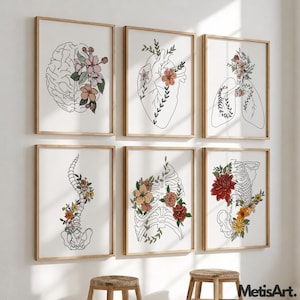 Puede incluir: Seis impresiones art&iacute;sticas enmarcadas que presentan dibujos lineales de anatom&iacute;a humana, incluyendo un cerebro, coraz&oacute;n, pulmones, columna vertebral, caja tor&aacute;cica y esqueleto, cada uno adornado con arreglos florales coloridos. Las impresiones est&aacute;n en marcos de madera.