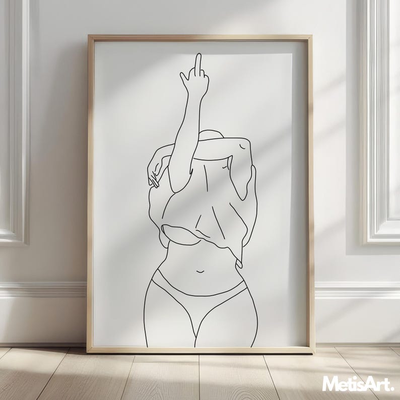 K&ouml;nnte beinhalten: Ein gerahmter minimalistischer Kunstdruck mit einer Figur in einem wei&szlig;en Hemd und Unterw&auml;sche, die eine Hand mit ausgestrecktem Mittelfinger hebt. Das Kunstwerk ist in schwarzen Linien auf wei&szlig;em Hintergrund gehalten und in einem hellen Holzrahmen gefasst. Der Druck befindet sich auf einem Holzboden.