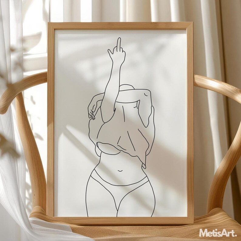 K&ouml;nnte beinhalten: Ein gerahmter Kunstdruck mit einer minimalistischen Strichzeichnung einer Person. Die Figur ist von hinten zu sehen und hebt den Arm mit dem ausgestreckten Mittelfinger. Das Kunstwerk ist in schwarzen Linien auf wei&szlig;em Hintergrund in einem hellen Holzrahmen.