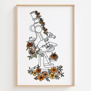 Può includere: Illustrazione di linea d'arte di un microscopio con fiori arancioni e gialli intorno.
