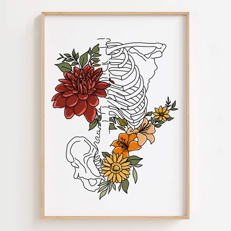 Puede incluir: L&aacute;mina art&iacute;stica enmarcada con un dibujo lineal negro de un esqueleto humano con acentos florales coloridos. Las flores incluyen una dalia roja grande, lirios naranjas y margaritas amarillas, sobre un fondo blanco.