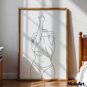 K&ouml;nnte beinhalten: Ein gerahmter Kunstdruck mit einer minimalistischen Strichzeichnung einer Person. Die Figur tr&auml;gt ein wei&szlig;es Hemd, mit einem erhobenen Arm, der eine Handgeste zeigt. Das Kunstwerk ist vor einem wei&szlig;en Hintergrund in einem Holzrahmen gerahmt.