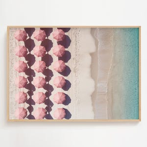 Luftbild Strand Fotodruck - Sommer Strand Poster mit Meereswellen - Pink Pastell Strand Wandkunst - Urlaubs Dekoration - Menschen am Strand Kunst